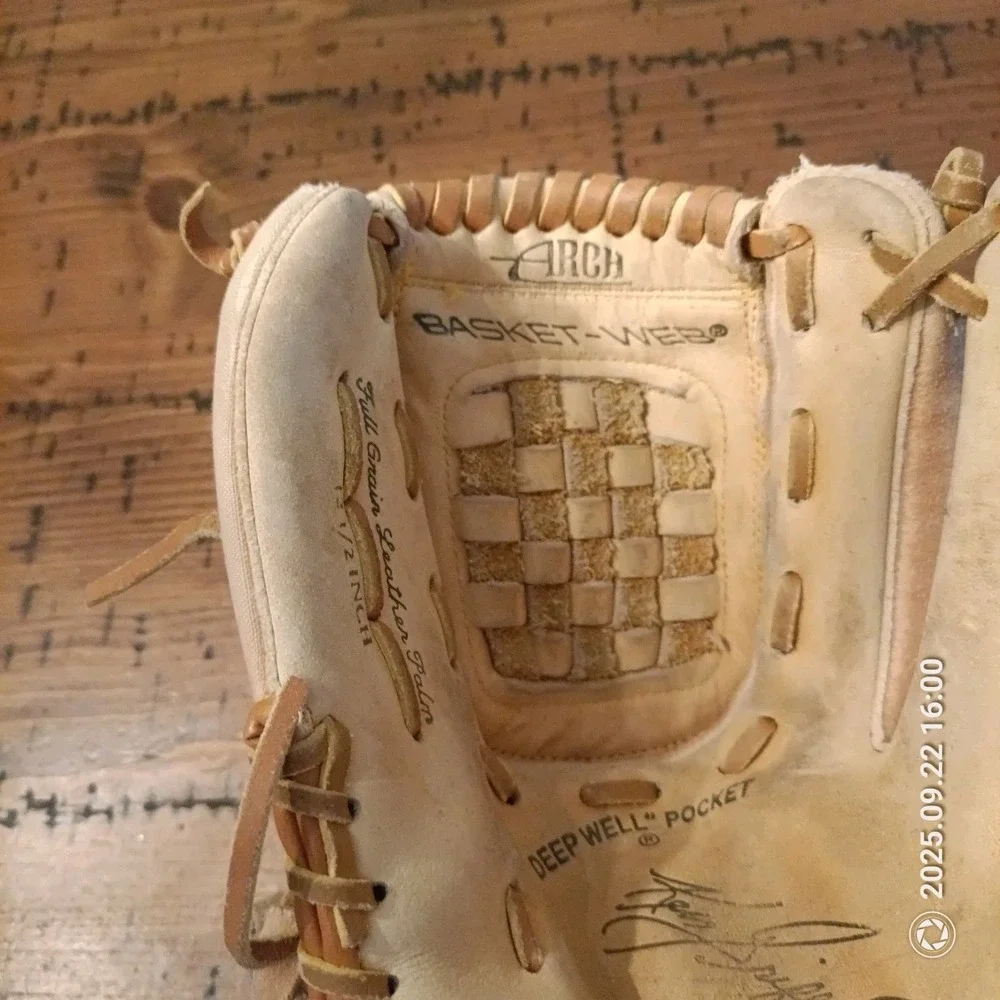 RAWLINGS KEN GRIFFEY JR RBG46 BASEBALL GLOVE RHT /Functional. B1